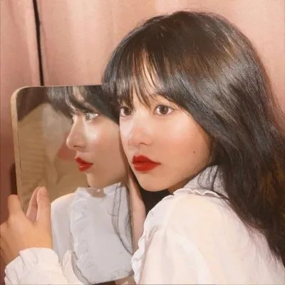 随盲柳入眠的女人